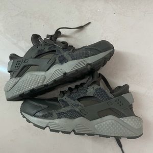 Nike olive green huarache